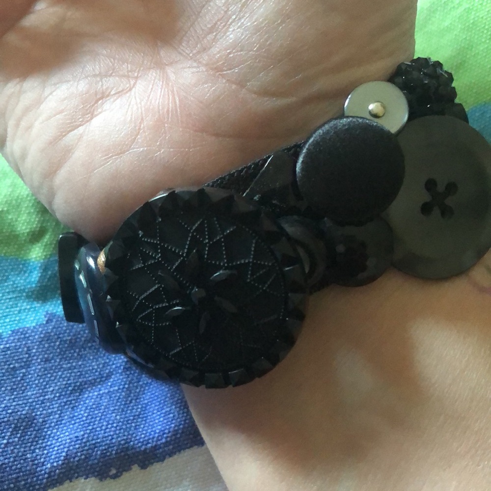 “Buttoned Up” Hand crafted button bracelet - Picture 4 of 6